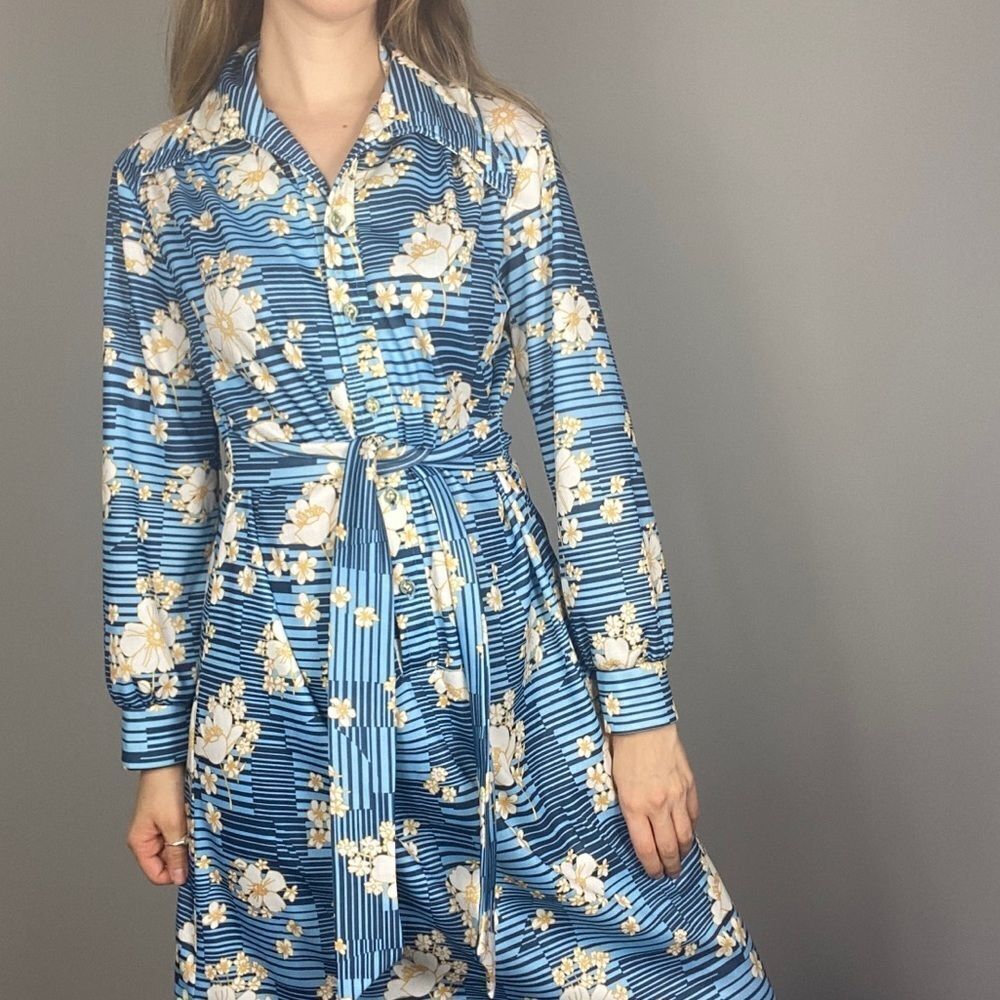 Vintage Floral Button Down Shirt Dress. 70s Dagger Collar. Vacation Chic - Picture 3 of 13